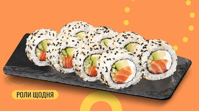 Блюдо Филадельфия с копченым лососем в кунжуте меню We Sushi Филадельфия с копченым лососем в кунжуте меню We Sushi